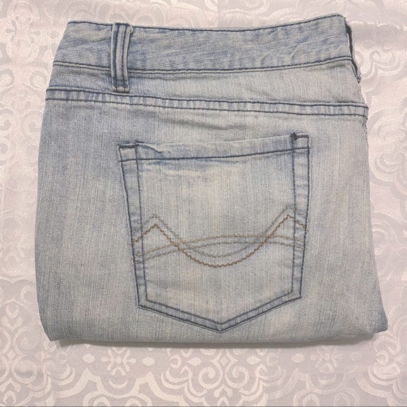 Light Washed Jeans - Picture 3 of 8